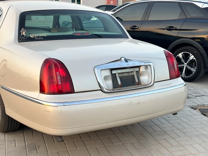 Clean title classic Lincoln Town car63699026399105114
