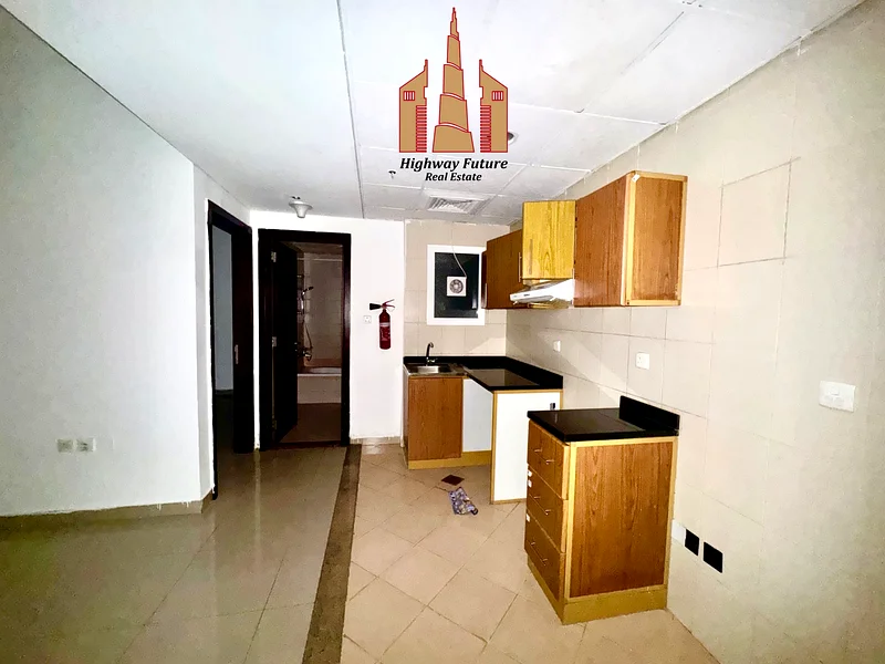 شقة سوبر بغرفة نوم واحدة مقابل موقف الحافلات بالقرب من مركز سهارا.63707133730690112