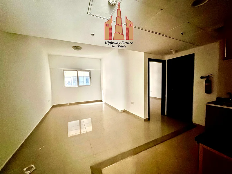 شقة سوبر بغرفة نوم واحدة مقابل موقف الحافلات بالقرب من مركز سهارا.63707133730690111