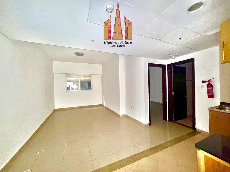 شقة سوبر بغرفة نوم واحدة مقابل موقف الحافلات بالقرب من مركز سهارا.63707133730690110