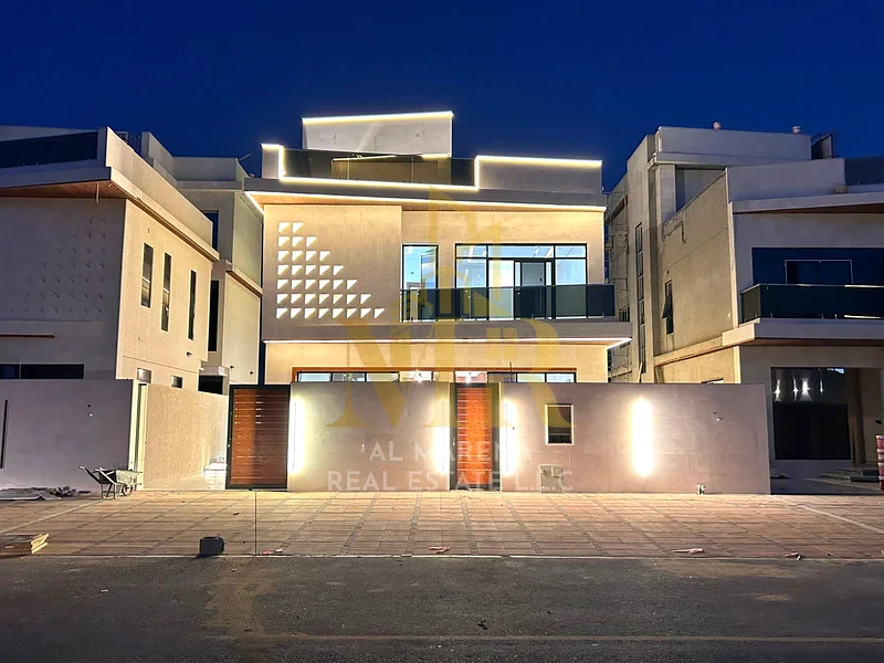 فرصة ذهبية بتشطيبات مميزة وتصميم ممتاز في منطقة الهيليو 2، مقابل مجتمع أزها، وبسعر يشمل التسجيل63908146447106111