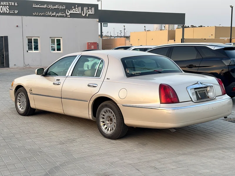 Clean title classic Lincoln Town car63699026399105113