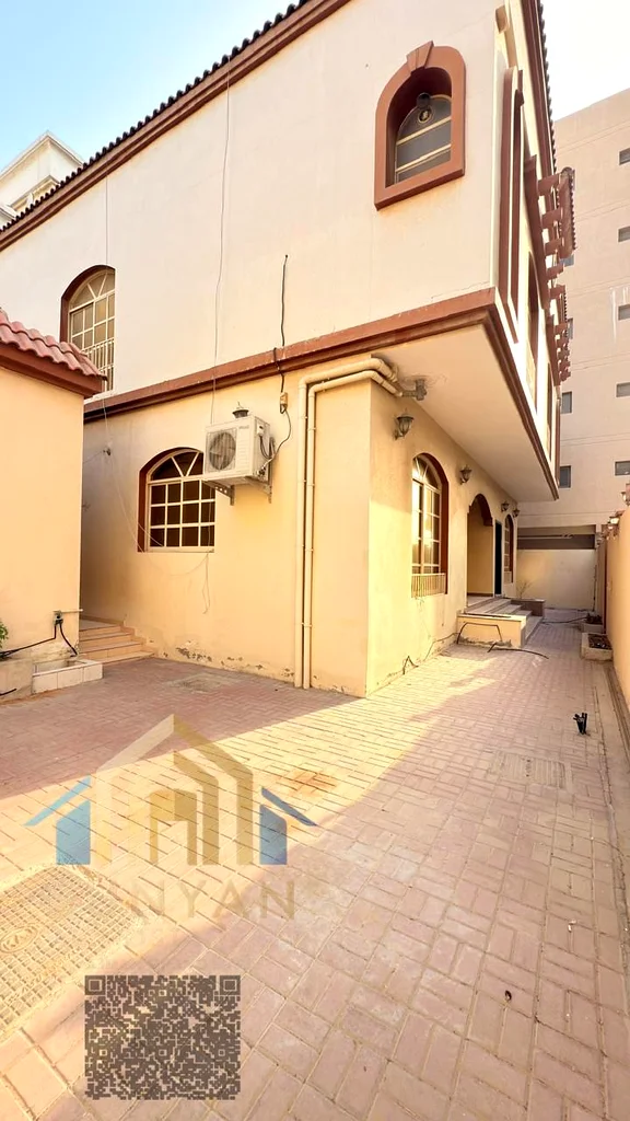 فيلا أنيقة للإيجار في الروضة 1 – عجمان، تقع مباشرة خلف مركز شرطة الحميدية.63722074838274111