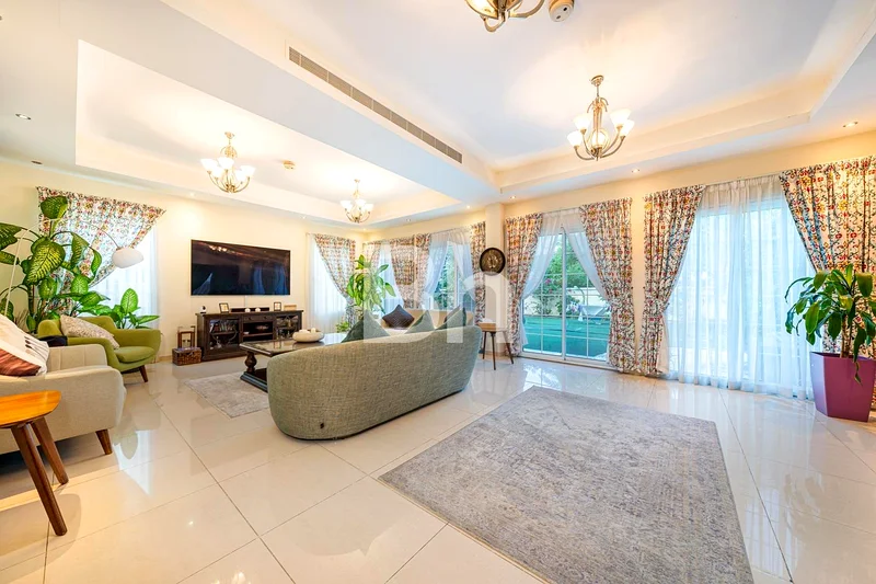 خاص | 5 غرف نوم بالإضافة إلى غرف الخادمات | موقع رائع63730891858817111