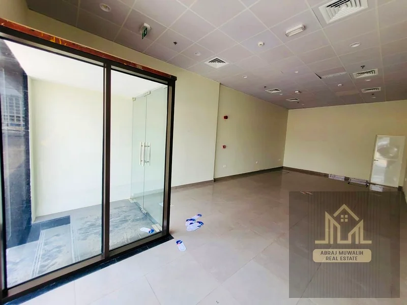 محل جديد بالكامل بمساحة 40 ديسك حرة في موقع متميز63622816472067113