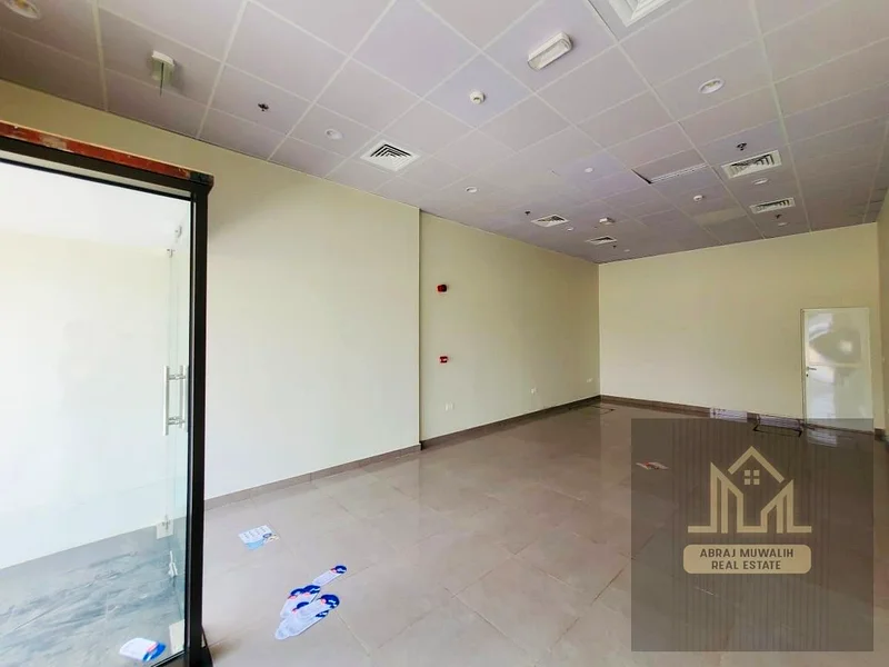 محل جديد بالكامل بمساحة 40 ديسك حرة في موقع متميز63622816472067112