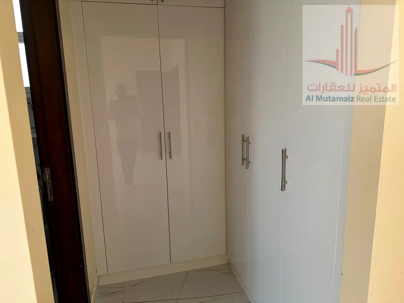 فيلا في منطقة الياسمين، تحتوي على 4 غرف نوم رئيسية و7 حمامات، موقع ممتاز63722360384771114