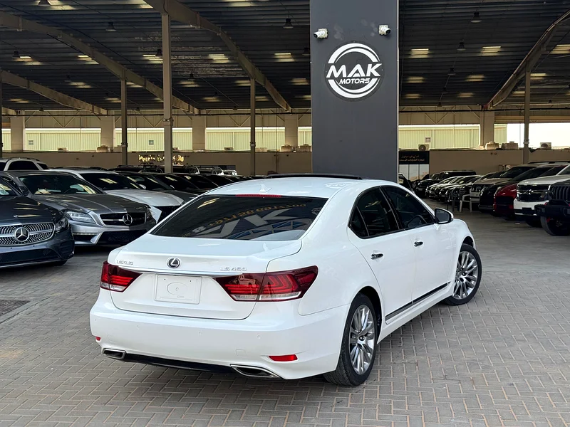 4.6L V8 / BLIND SPOT / COOLING AND HEATING SEATS / SOFT CLOSE DOORS / IN PERFECT CONDITION63612072902531113