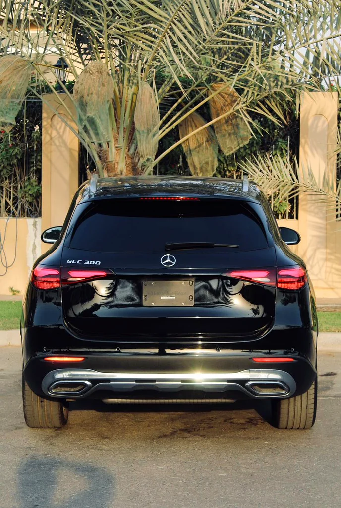 GLC 300 | 2024 | داخلي أسود بيج | كيلومترات قليلة | مفتاحان | سيارة عائلية فاخرة بالكامل |63613461963010114