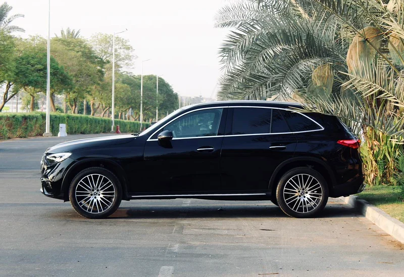 GLC 300 | 2024 | داخلي أسود بيج | كيلومترات قليلة | مفتاحان | سيارة عائلية فاخرة بالكامل |63613461963010112