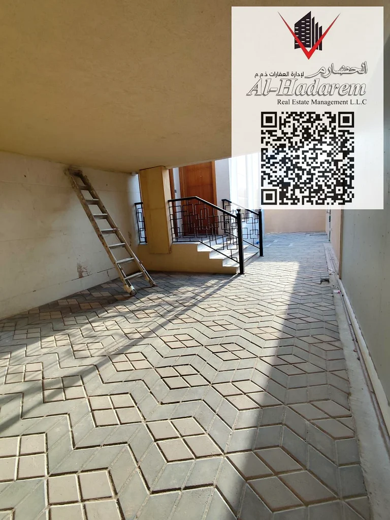 فيلا للايجار مكونة من 5 غرف نوم تقع في الياسمين، بالقرب من المسجد.63722360439170113