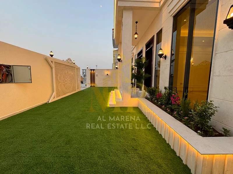 A luxurious classic villa on the corner of two streets, with a luxurious design, personalized finishing, and a very special price. Freehold for all na63908146464898114
