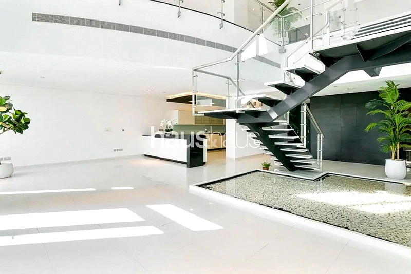 Under Offer | Upgraded | Vacant on Transfer64018628538242112