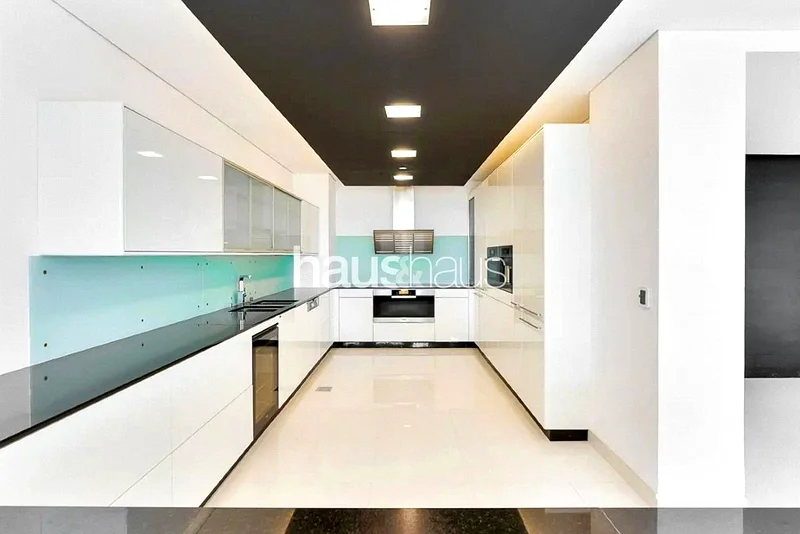 Under Offer | Upgraded | Vacant on Transfer64018628538242114