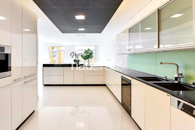 Under Offer | Upgraded | Vacant on Transfer64018628538242113