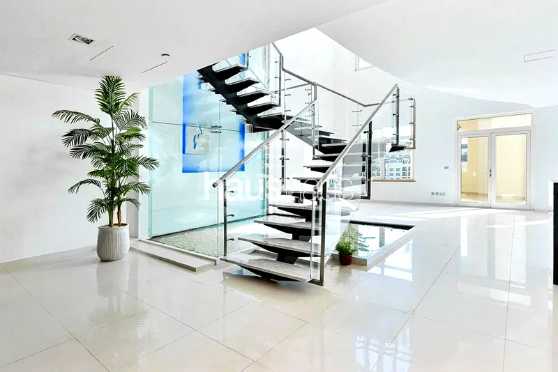 Under Offer | Upgraded | Vacant on Transfer64018628538242111
