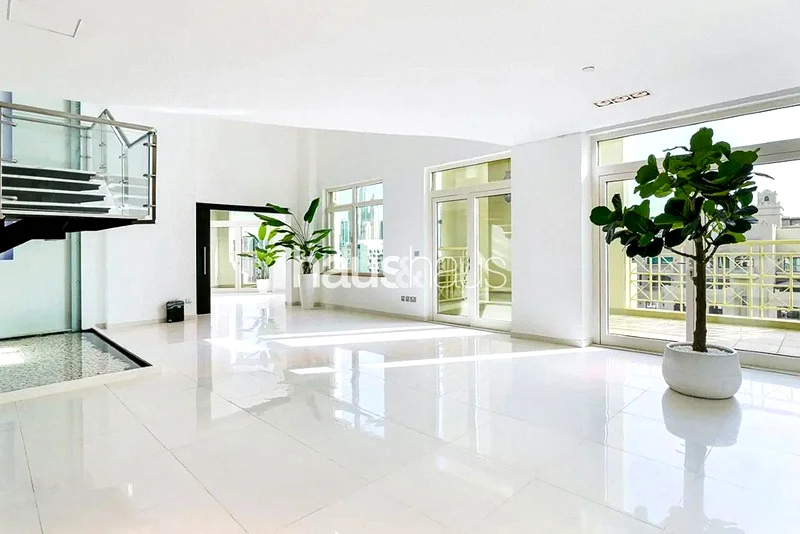 Under Offer | Upgraded | Vacant on Transfer64018628538242110