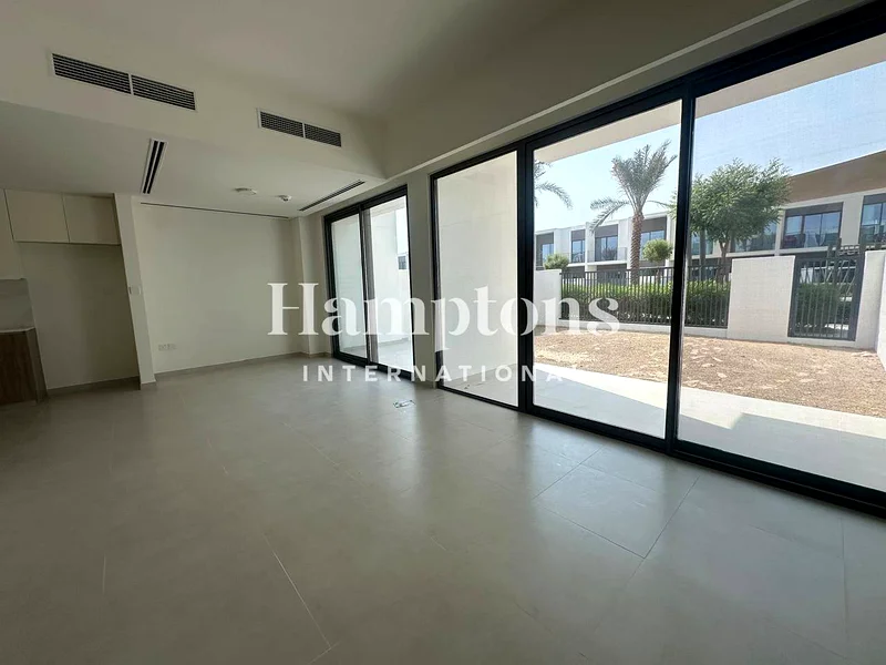 على الحديقة | جديد بالكامل | خيارات متعددة63807792607235111