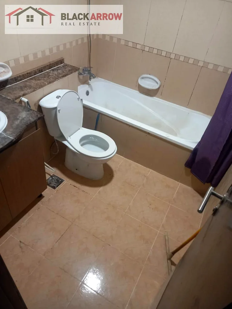 شقة واسعة مكونة من غرفتي نوم مع شرفة ومواقف سيارات63741911719811114