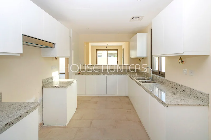 Single Row | Prime location | Vacant end of Oct63727208102659112