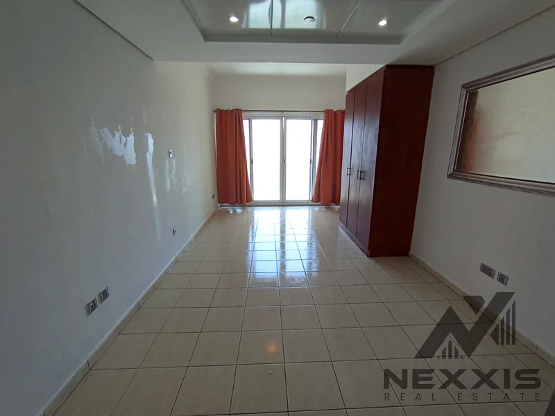 ستوديو واسع غير مفروش | معيشة في الطوابق العليا63748867347331113