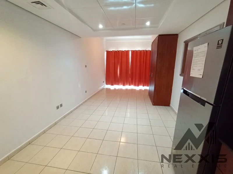 ستوديو واسع غير مفروش | معيشة في الطوابق العليا63748867347331112