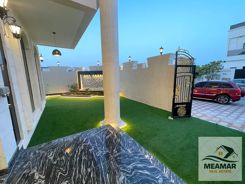Unique and distinctive design with large space and different decorations63893559730946112