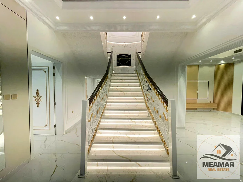 Unique and distinctive design with large space and different decorations63893559730946113