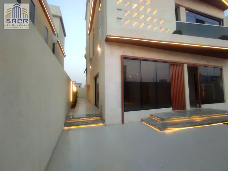 فرصة ذهبية بتشطيبات مميزة وتصميم رائع في منطقة الهيليو 2، مقابل مجتمع أزها، وبسعر يشمل التسجيل63911619017473113