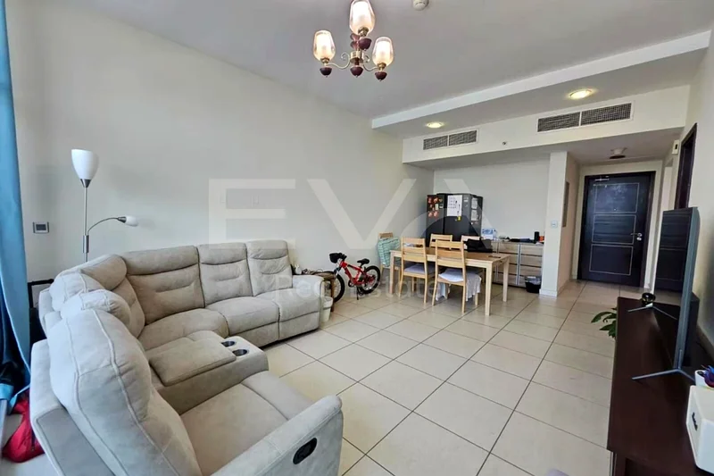شاغرة | مؤثثة | طابق عالي | بالقرب من المترو63988563087618111