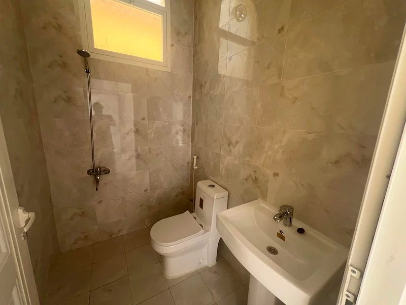 فيلا فاخرة مكونة من 5 غرف نوم + غرفة خادمة في جنوب الضيت63814761773570113