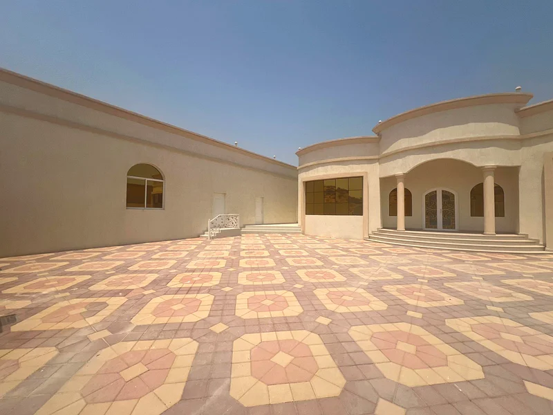 فيلا فاخرة مكونة من 5 غرف نوم + غرفة خادمة في جنوب الضيت63814761773570111