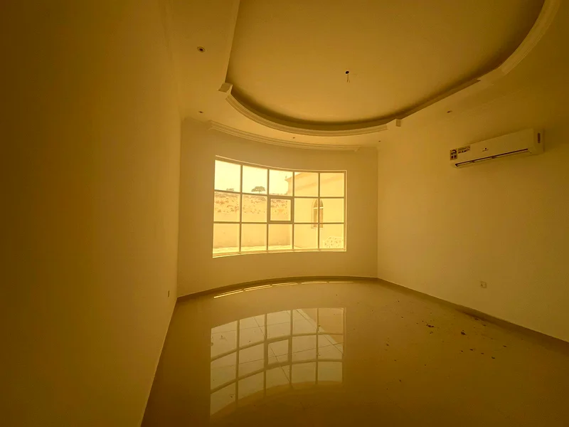 فيلا فاخرة مكونة من 5 غرف نوم + غرفة خادمة في جنوب الضيت63814761773570114
