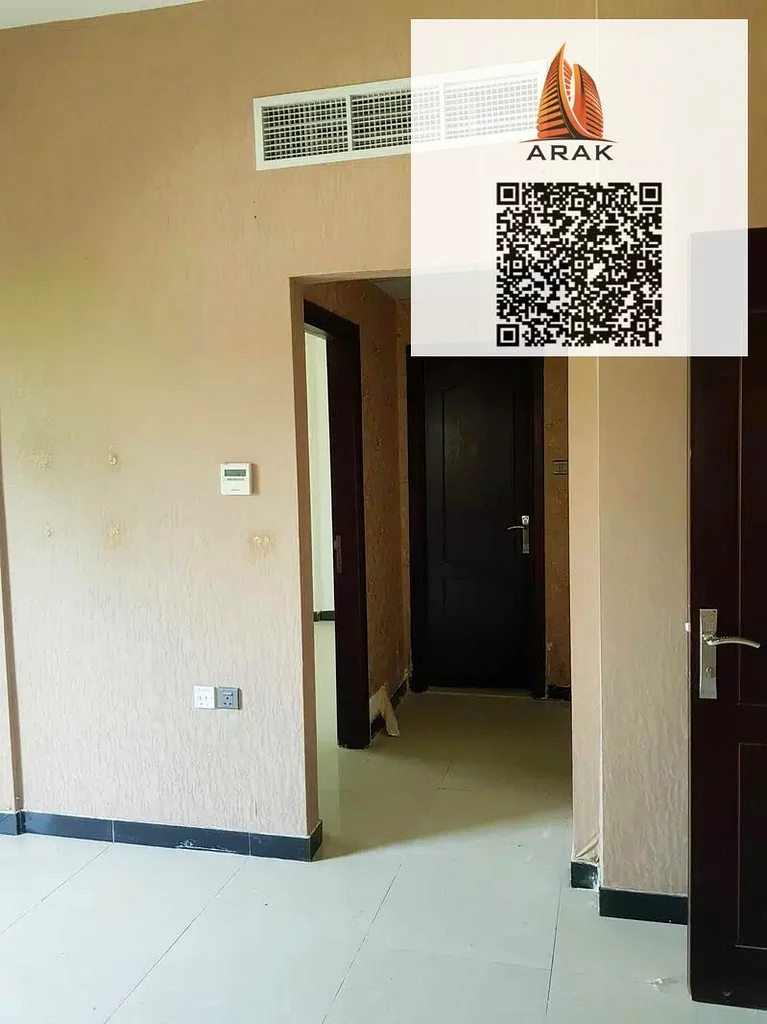 We present a golden investment opportunity to purchase a commercial building located in a strategic corner plot on two streets, offering excellent vi63865571439105114