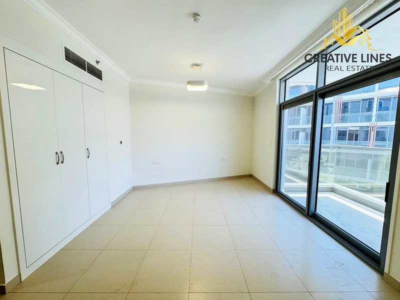 Spacious studio ready to move next to bus stop63766560012291111