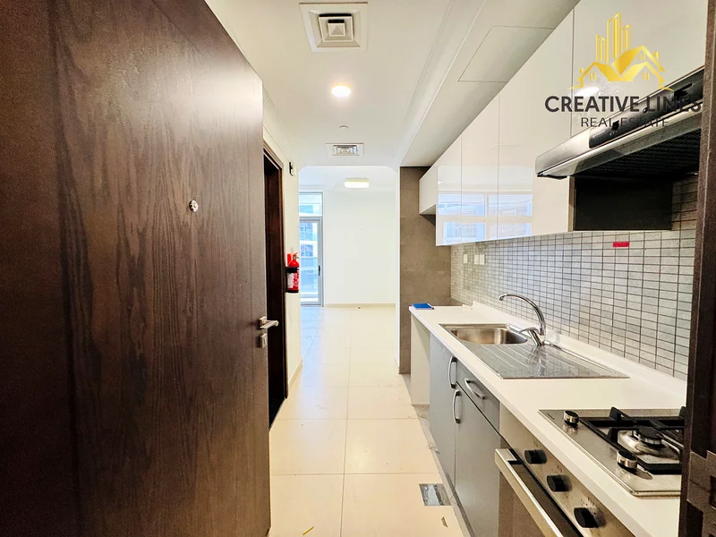Spacious studio ready to move next to bus stop63766560012291112