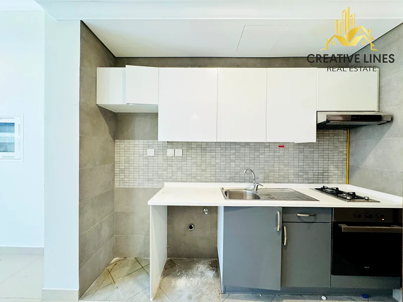 Spacious studio ready to move next to bus stop63766560012291114