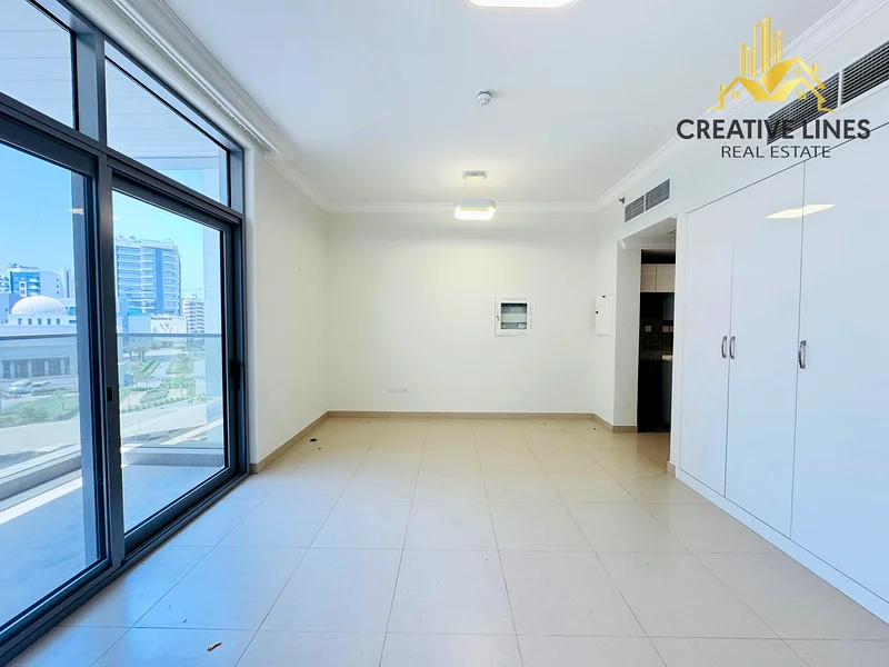 Spacious studio ready to move next to bus stop63766560012291110