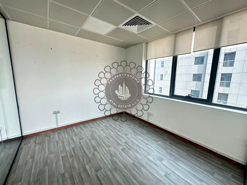 مساحة مكتبية مجهزة بتصميم استوديو في موقع متميز63618315180161111