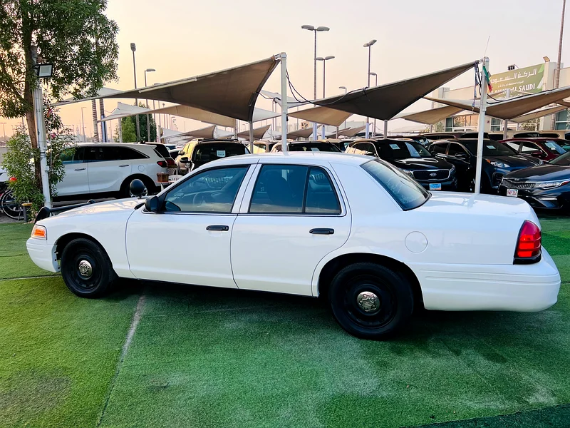 Ford crown Victoria 2011/Low mileage/Good condition Very clean63699039364225113