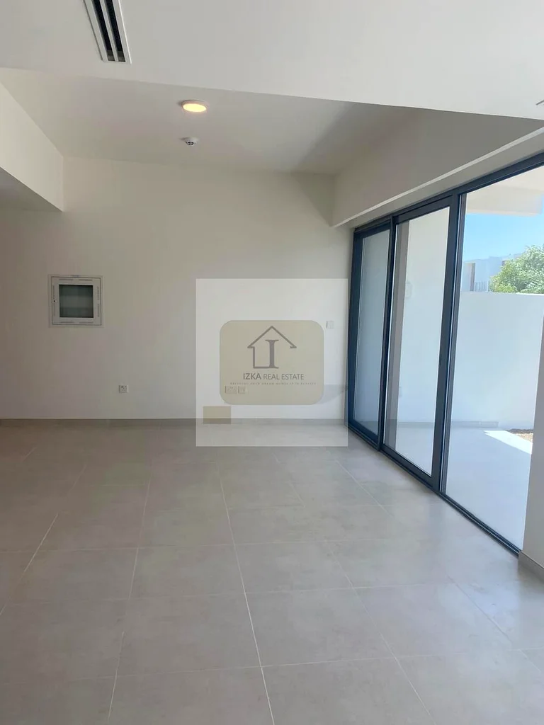 Single Row | Close to Pool & Park | Ready63954729432193111