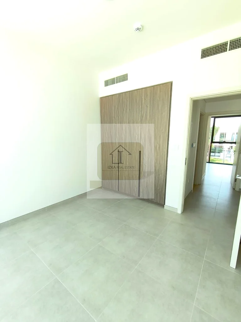 Single Row | Close to Pool & Park | Ready63954729432193114
