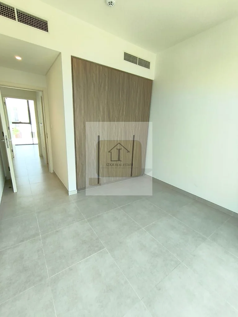 Single Row | Close to Pool & Park | Ready63954729432193113