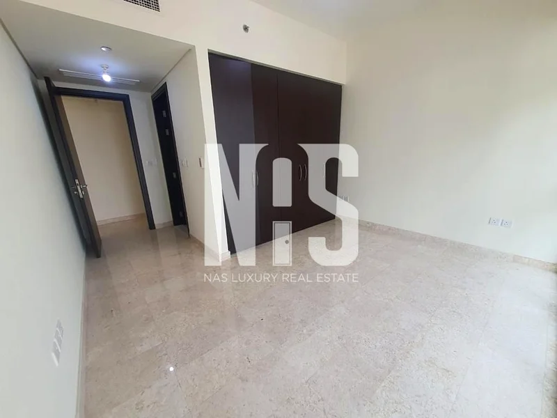 Elegant Luxury Apartment with Sparkling Canal View63845948338050113