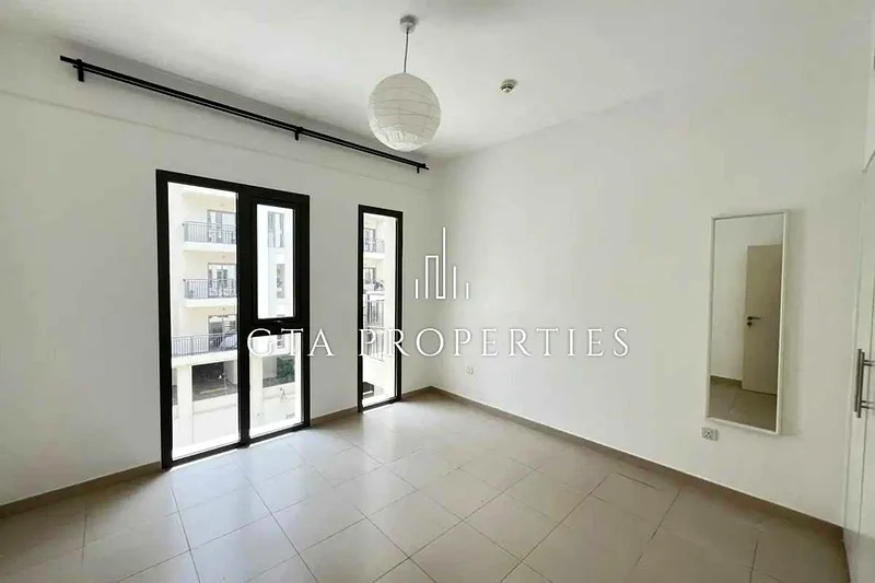 Bright and Airy | Low Floor | Close To Main Square63736994637187113