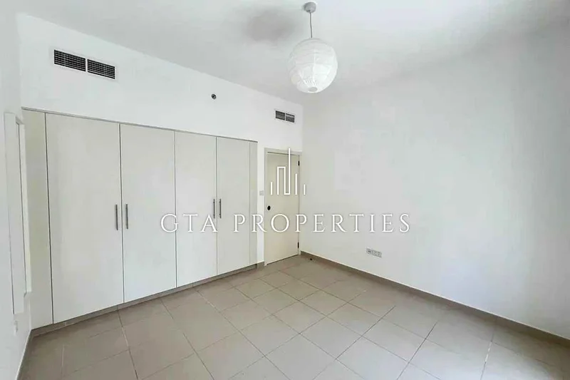 Bright and Airy | Low Floor | Close To Main Square63736994637187114