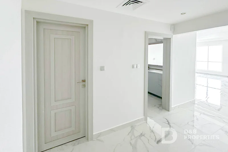 Lake View | Upgraded | Bright and Spacious 2BR63805221941379113