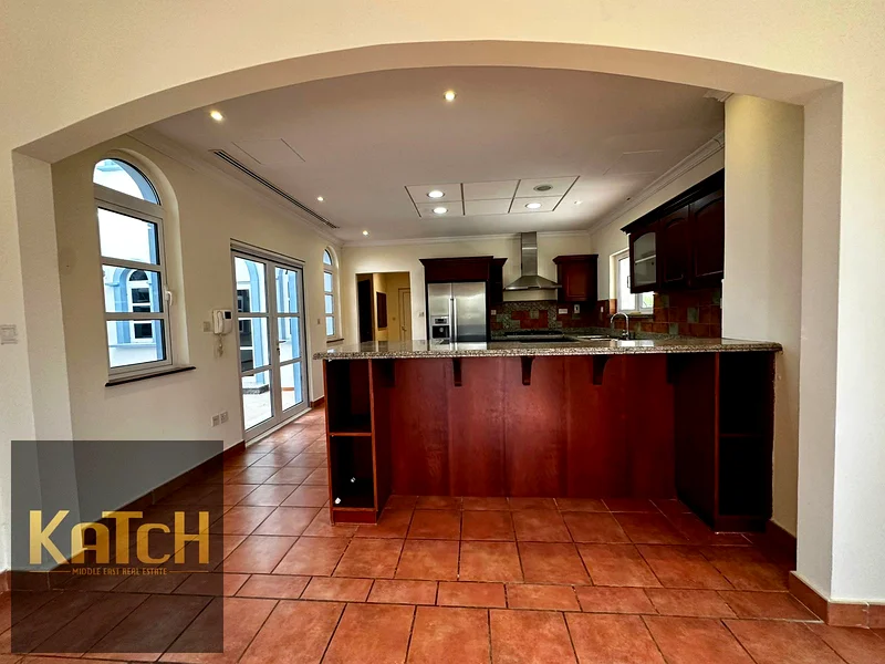 Huge 5 BR Valencia‑Style Villa in Centro — Smart Living & Community Perks63726296645379111