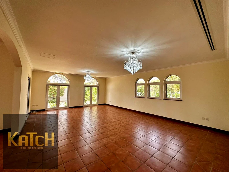 Huge 5 BR Valencia‑Style Villa in Centro — Smart Living & Community Perks63726296645379112