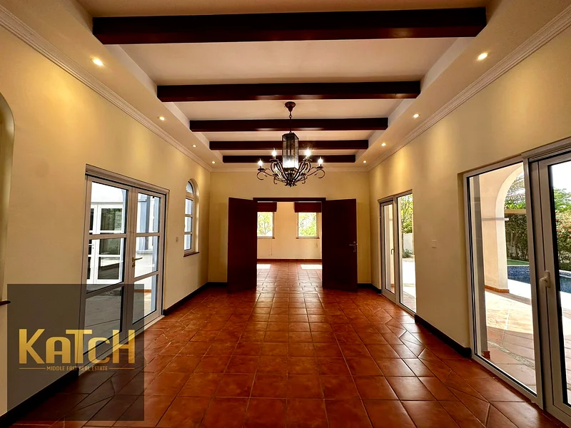 Huge 5 BR Valencia‑Style Villa in Centro — Smart Living & Community Perks63726296645379110